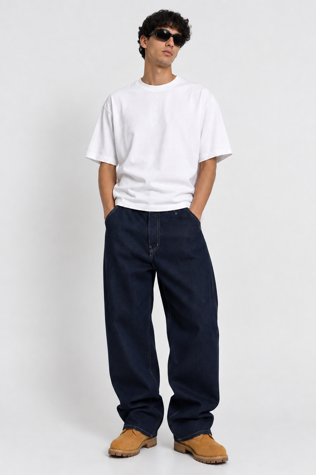 Jean baggy raw denim jean bleu brut, coupe baggy et style minimaliste. Confortable et facile à porter au quotidien.